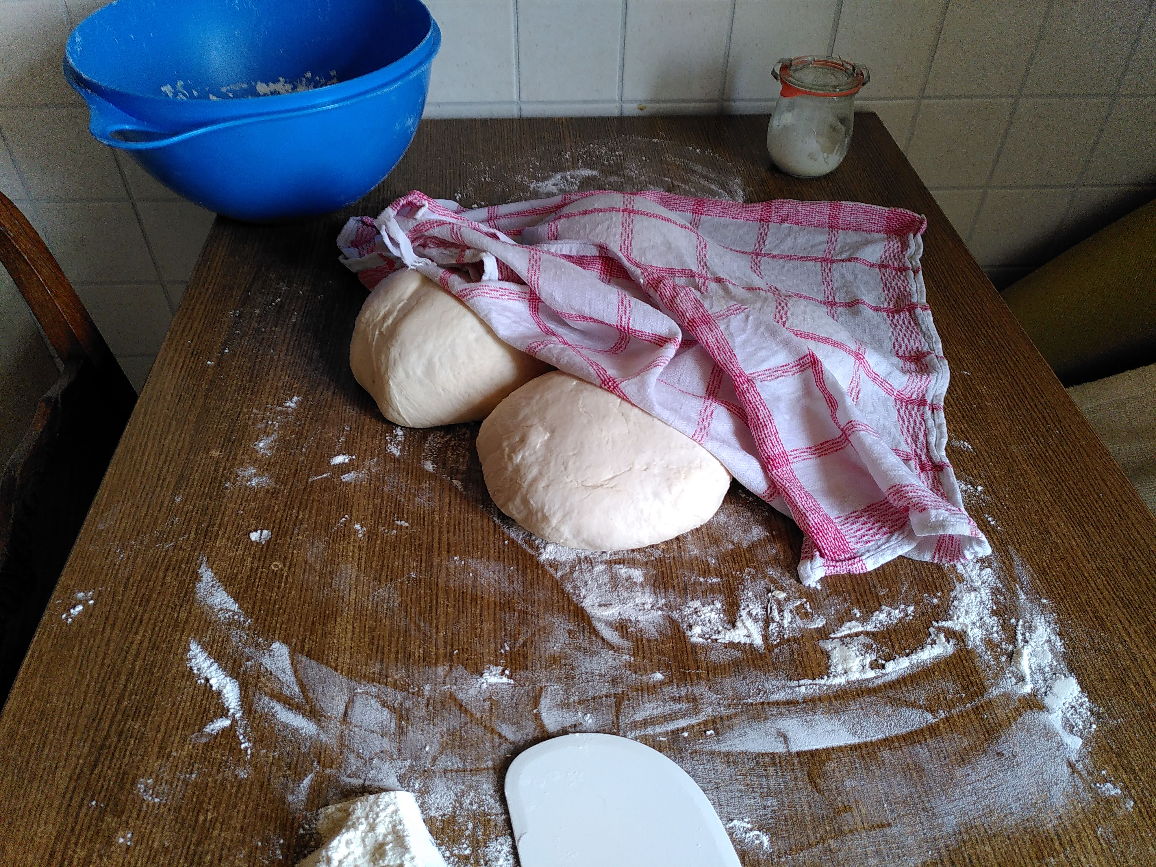 Pizzateig unter feuchtem Küchentuch